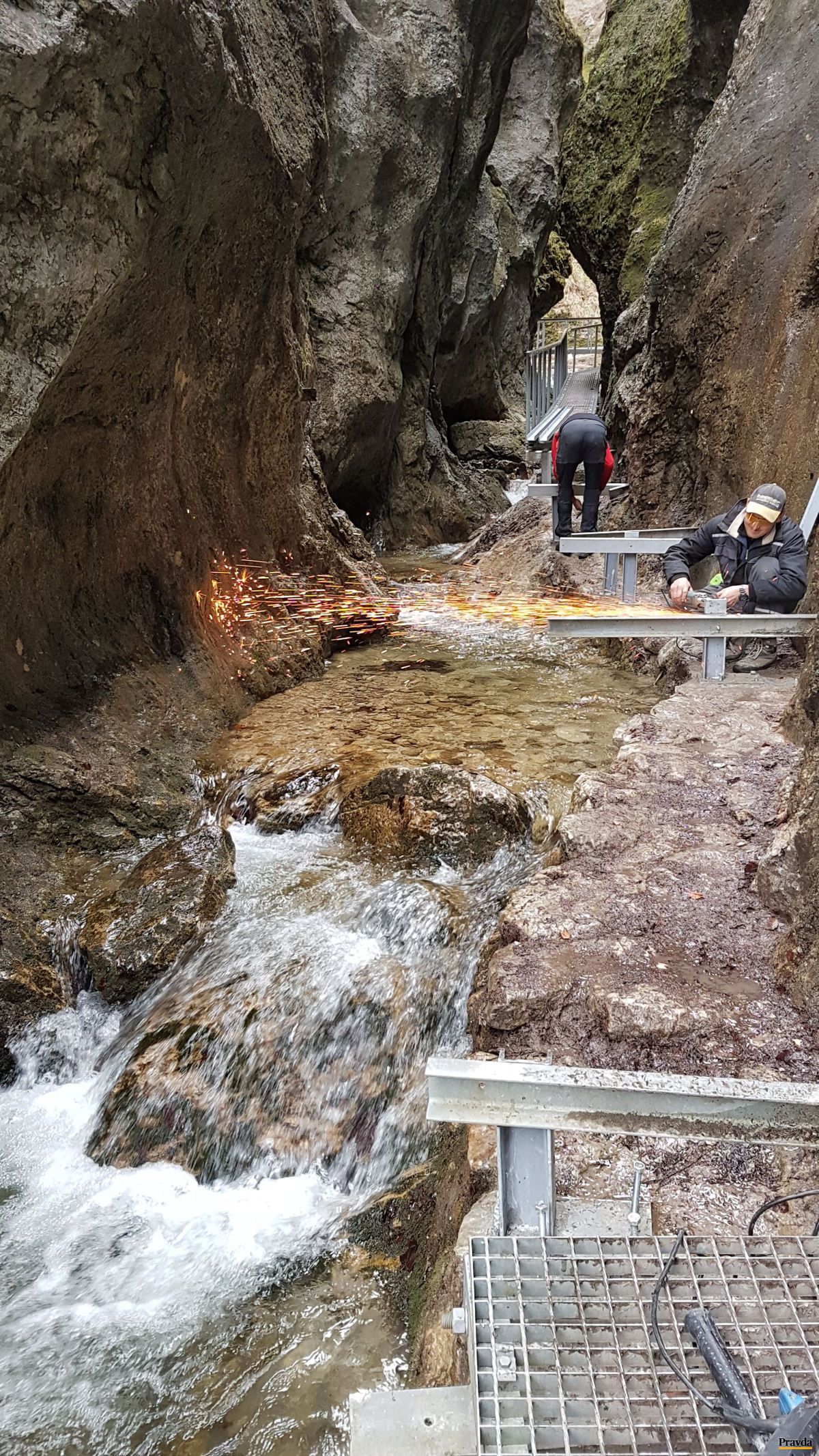Dobrovoľníci a záchranári z HZS Malá Fatra pred...