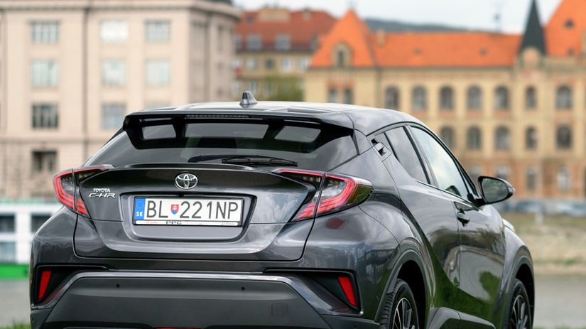 Ani vzadu C-HR nápadmi nepoľavuje nápadmi....