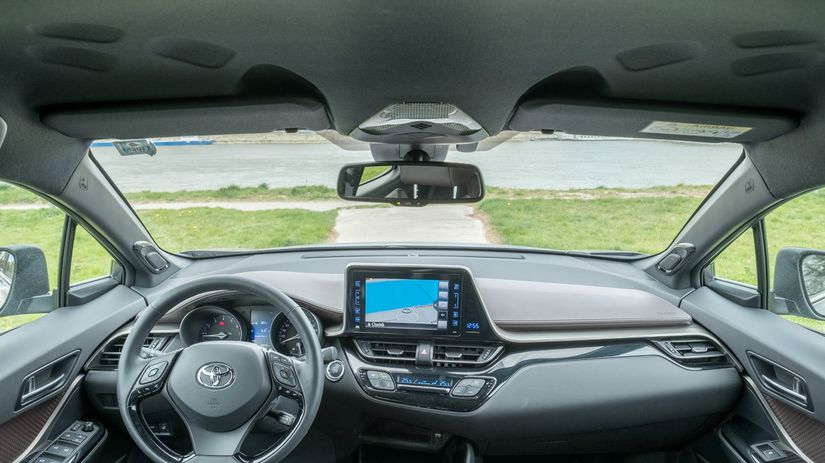 Za interiér C-HR by sa nemusel hanbiť ani...