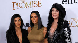 Cher (vpravo) a známe sestry Kim Kardashian (v strede) a Kourtney Kardashian