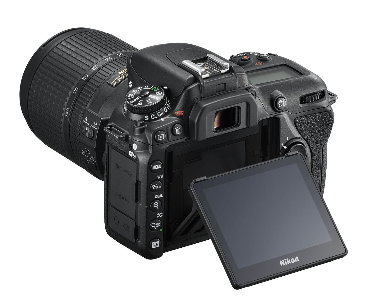 Zrkadlovka Nikon D7500 má 3.2-palcový výklopný...