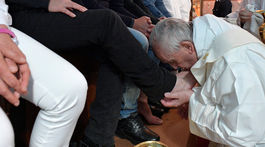 Pápež na Zelený štvrtok umyl nohy 12 väzňom