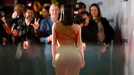 Televízna osobnosť Kim Kardashian pózuje fotografom na premiére. 
