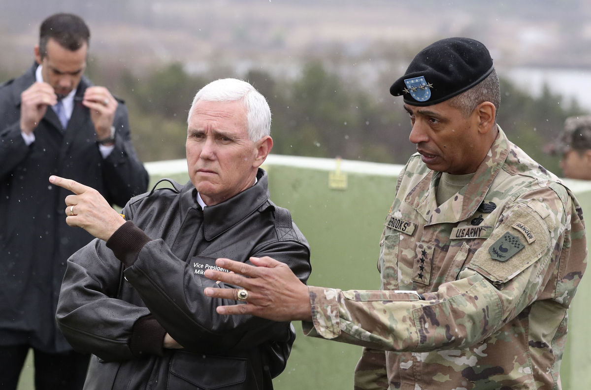 Americký viceprezident Mike Pence (vľavo) počas...