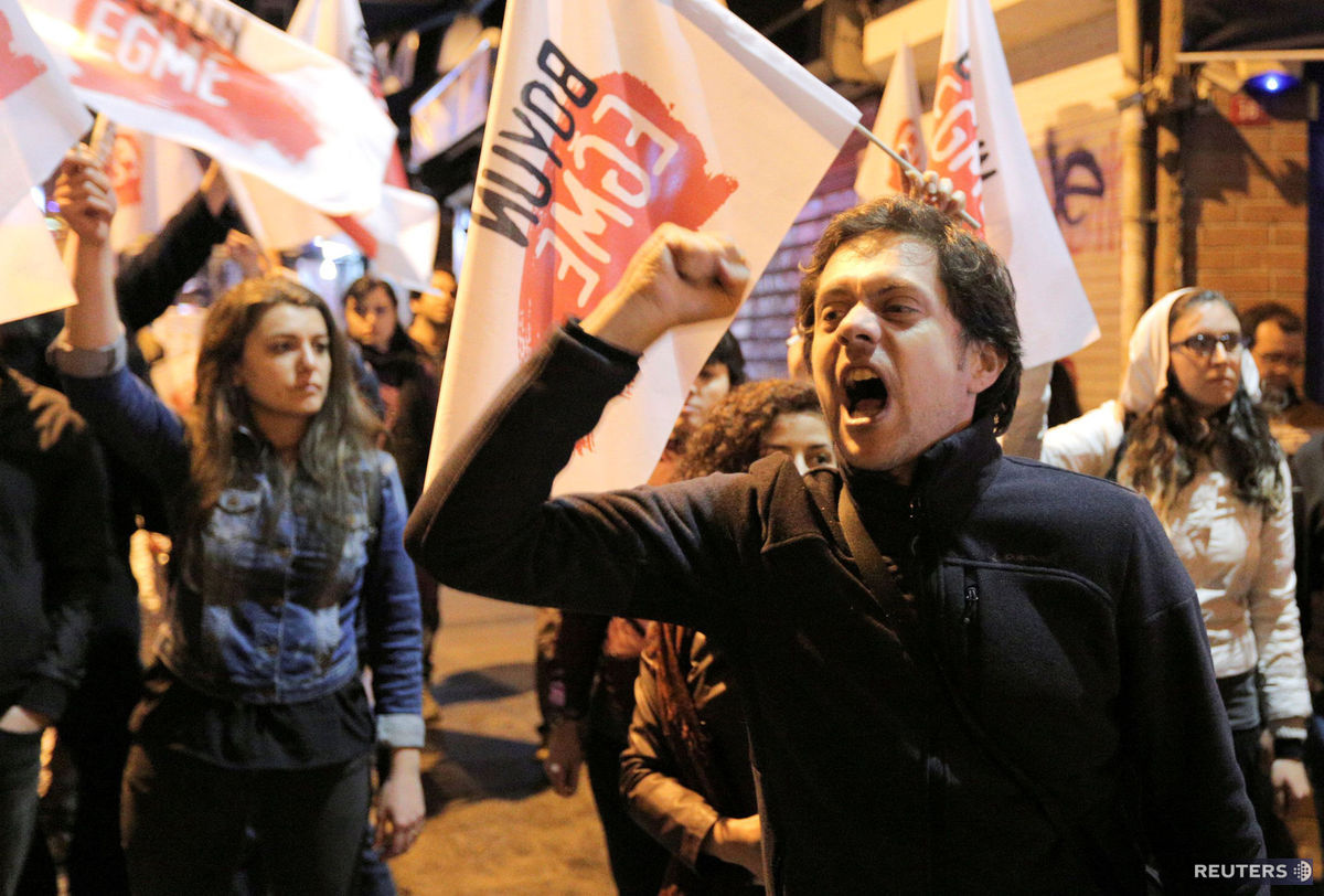 Tureckí voliči v referende podľa ofi ciálnych...