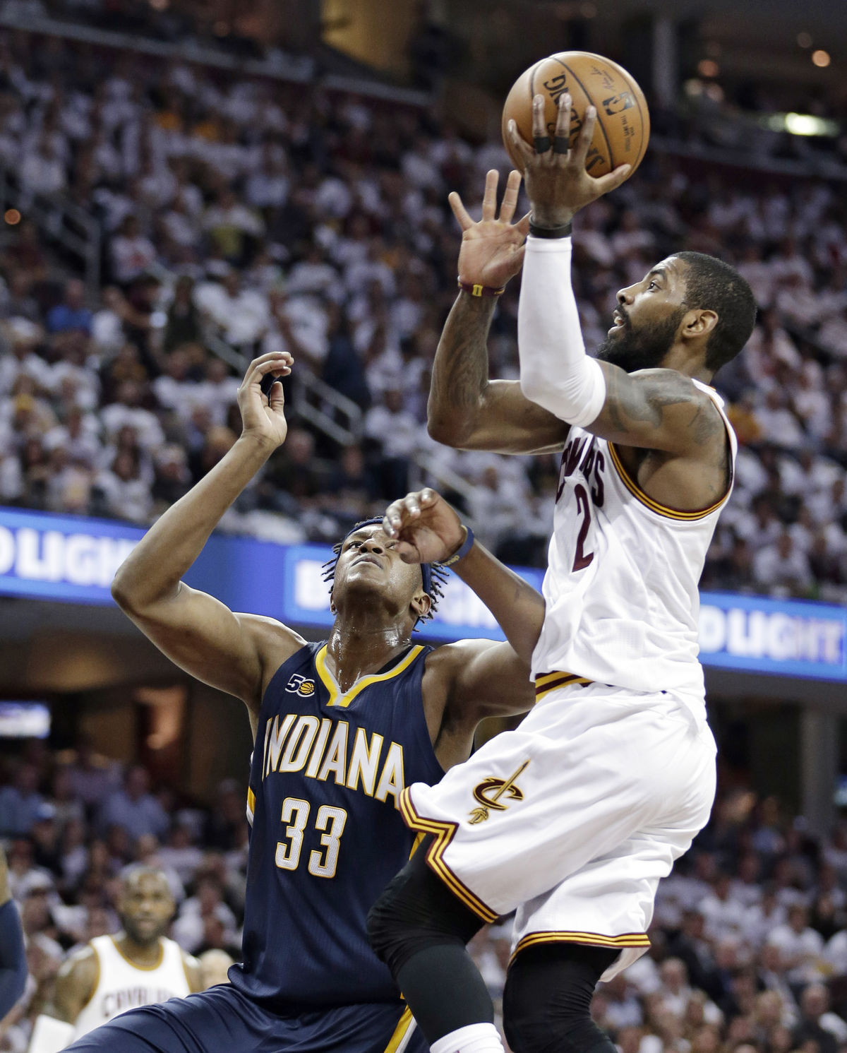 Kyrie Irving zakončuje jednu z akcií Clevelandu.