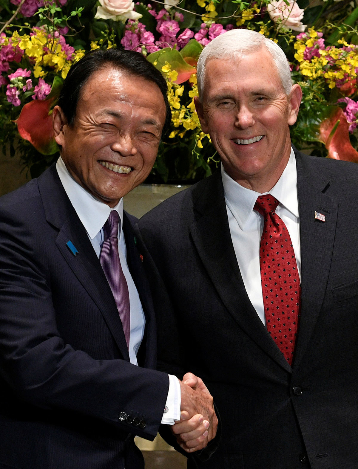 Americký viceprezident Mike Pence (vpravo) a...