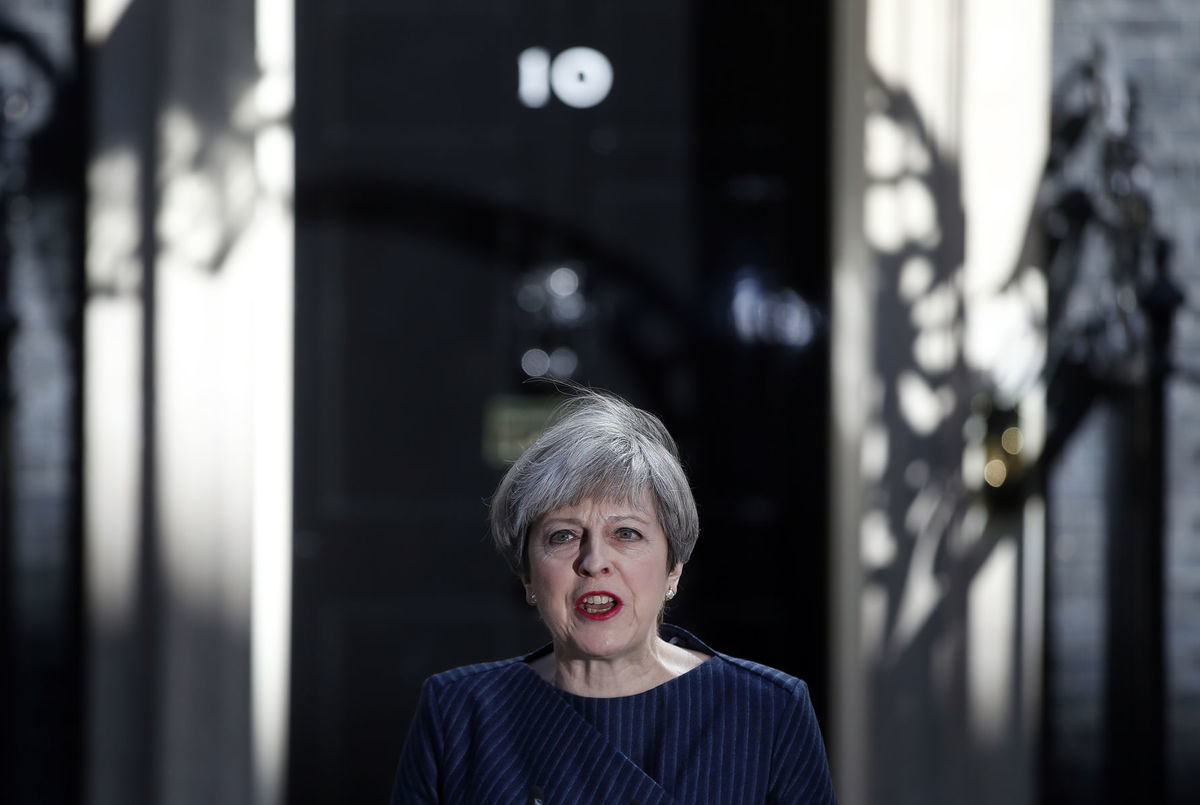 Britská premiérka Theresa Mayová pred sídlom na...