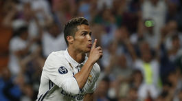 Ronaldo si pred stým gólom vypočul piskot, Neuer dohrával so zlomeninou