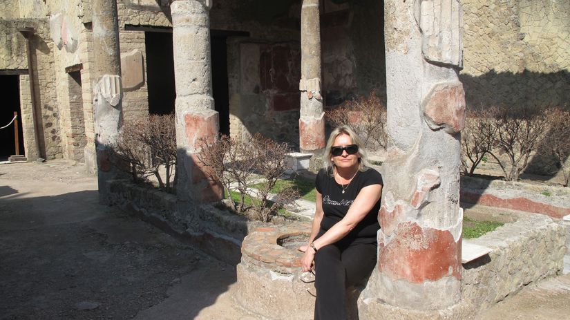 Archeologička v Pompejach.