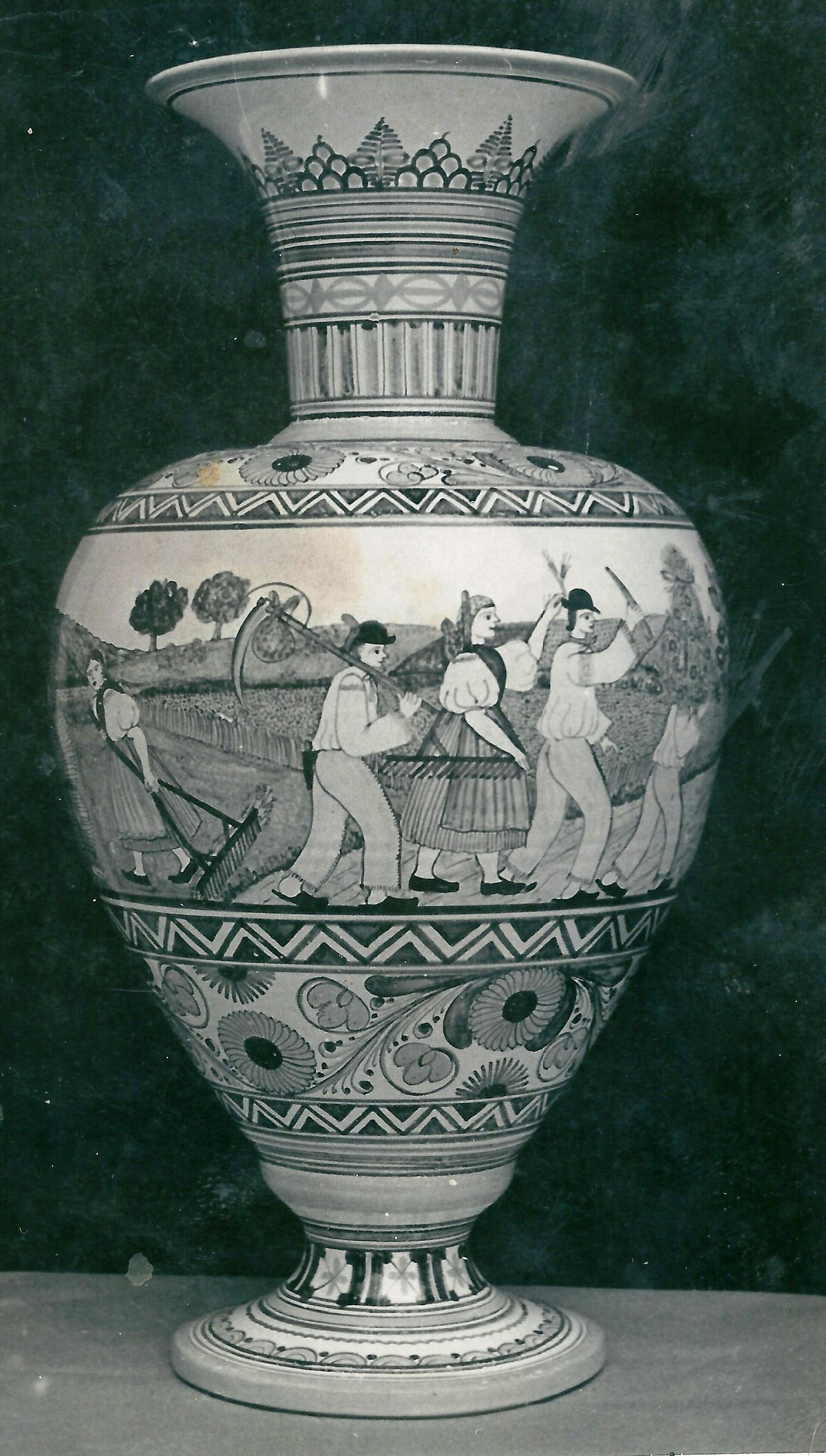 Váza s vinohradníckym motívom.