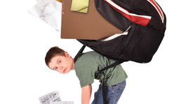 Rodičia, kontrolujte, či váš malý školák nenosí v aktovke zbytočnosti