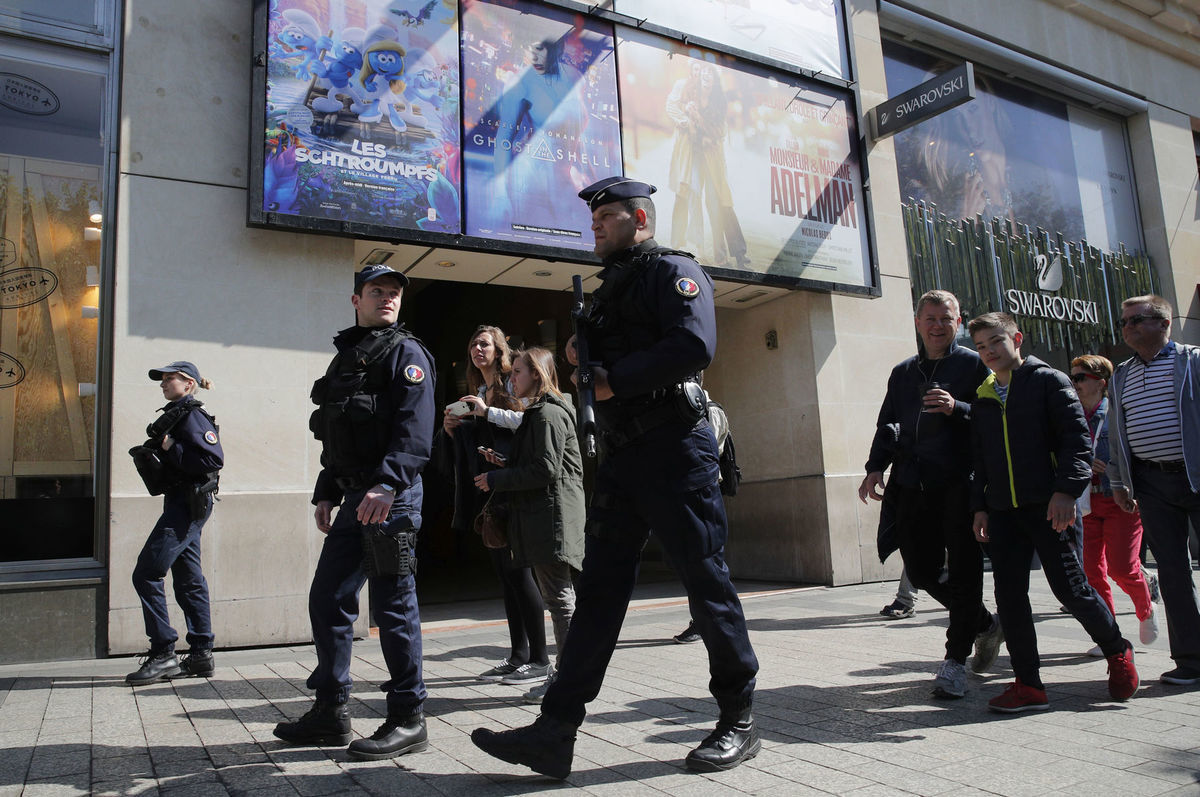 Ozbrojení policajti hliadkujú na parížskej...