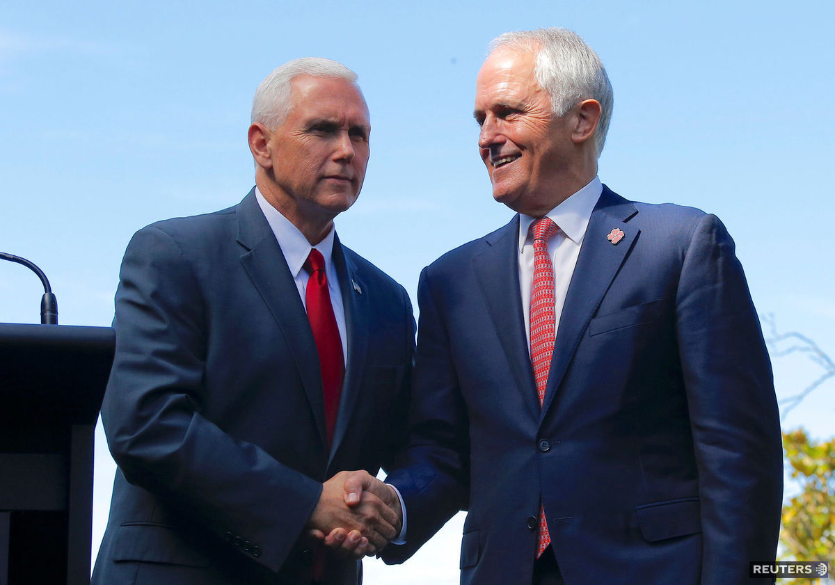 Americký viceprezident Mike Pence (vľavo) po...