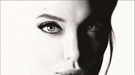 Herečka Angelina Jolie v reklamnej kampani na nový parfum Guerlain.
