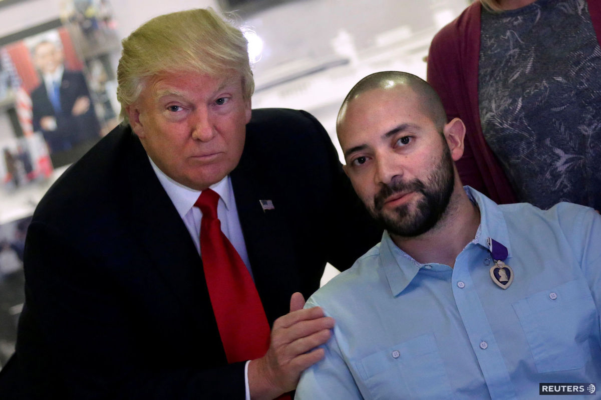 Donald Trump (vľavo) a vyznamenaný seržant...