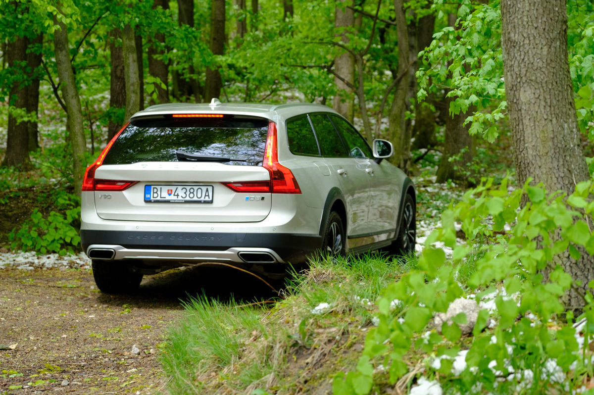Volvo V90 Cross Country sa cíti dobre aj mimo...