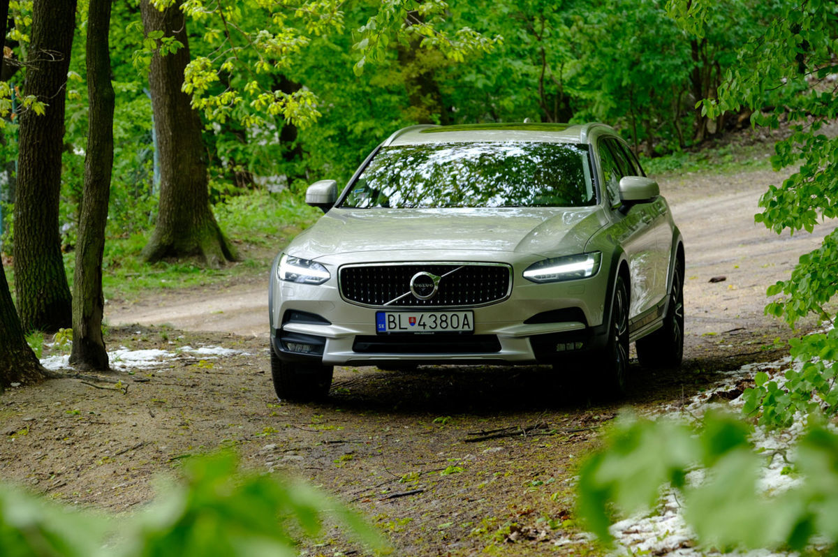 Volvo V90 Cross Country je od zeme ďalej o 65 mm.
