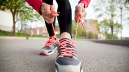 Ako naučiť dieťa zaväzovať si šnúrky?