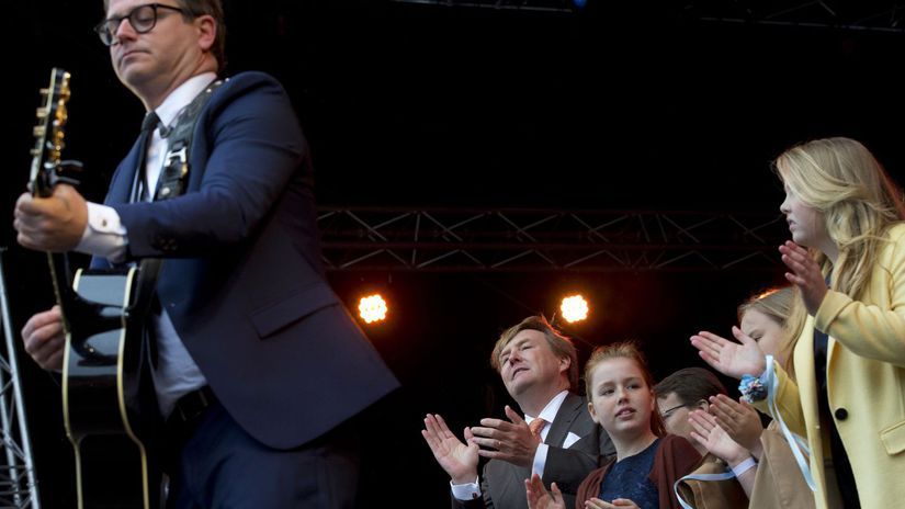 Holandský kráľ Willem-Alexander s dcérami na...