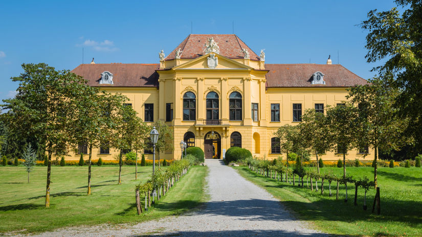 Poľovnícky zámok Eckartsau je od Bratislavy...