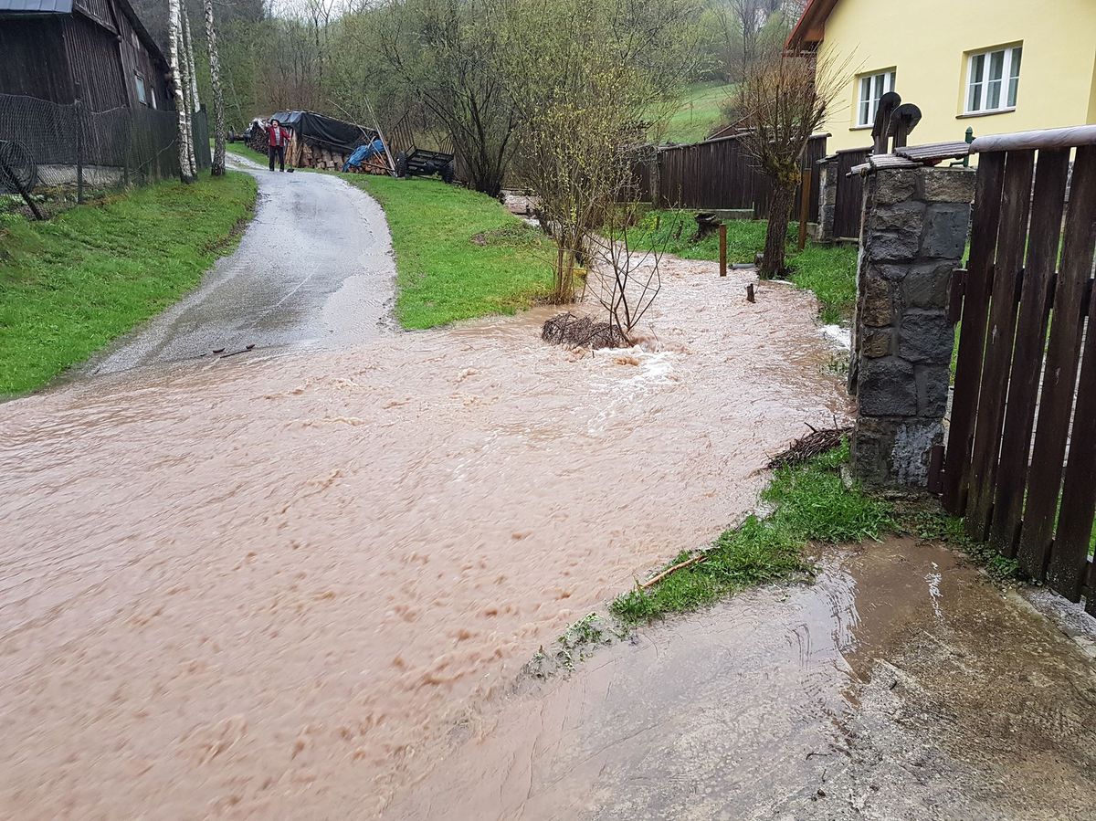 V Kotešovej pri Bytči voda zaplavila cestu.