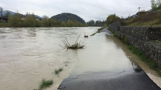 Rozvodnený Váh v Budatíne na viacerých miestach...
