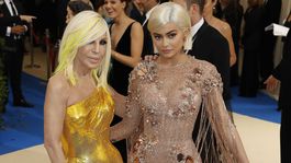 Dizajnérka Donatella Versace (vľavo) a televízna osobnosť Kylie Jenner.