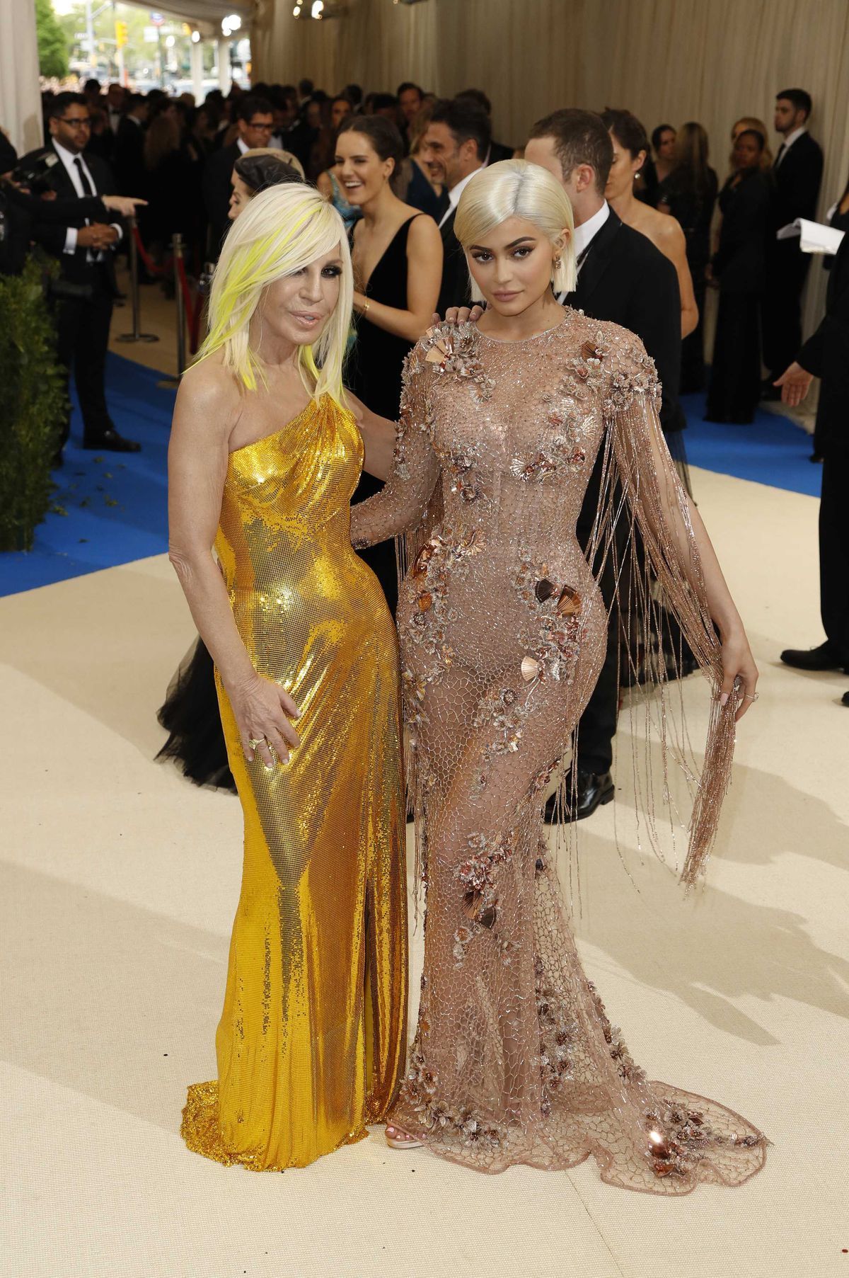 Dizajnérka Donatella Versace (vľavo) a...