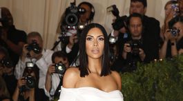 Kim Kardashian prišla v kreácii Vivienne Westwood