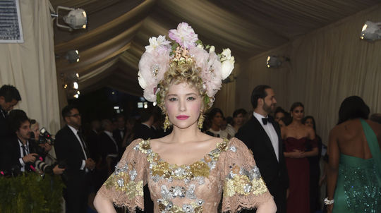 Očarujúca Haley Bennett v šatách Dolce & Gabbana.