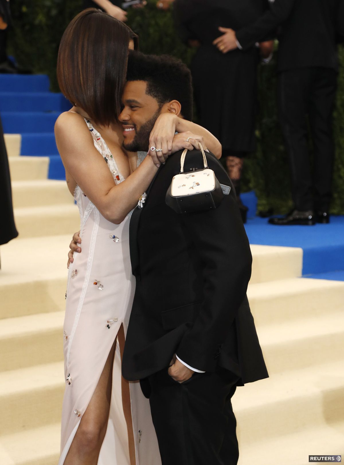Spevák The Weeknd objíma svoju partnerku Selenu...