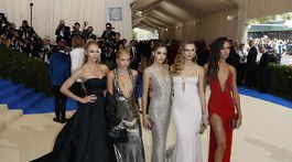 Zľava: Modelky Candice Swanepoel, Sofia Richie, Jordan Kale Barrett, Behati Prinsloo a Joans Smalls. 
