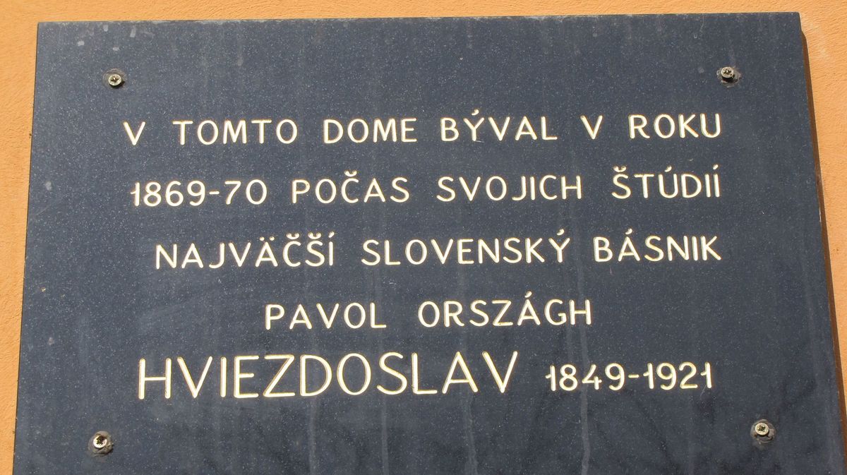 Tabuľa na priečelí hotela pripomína, že v tomto...