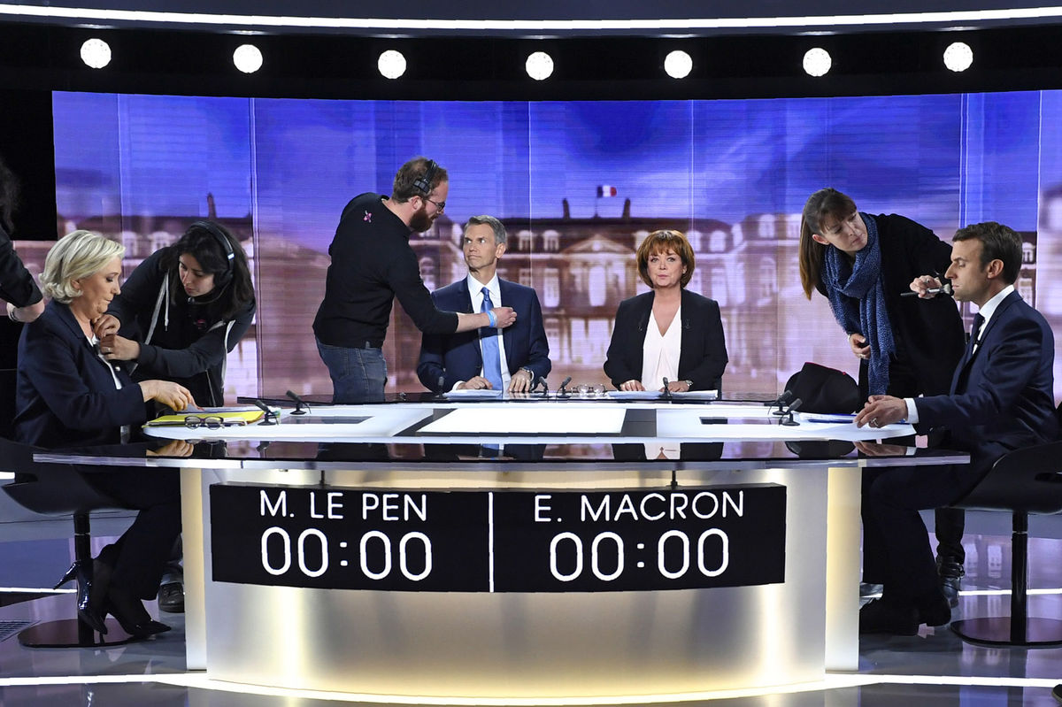 Marine Le Penová (vľavo) a Emmanuel Macron sa...