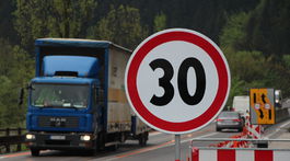 Strečno vás opäť spomalí. Opravujú tam most aj hradné bralo