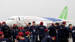 Číňania vyzvali Airbus a Boeing. Ich lietadlo C919 malo prvý let
