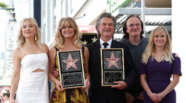 Kurt Russell (v strede) a jeho životná partnerka Goldie Hawn (druhá zľava) pózujú s plaketami, ktoré dostali v rámci Chodníka slávy. Na snímke tiež - zľava: herečka Kate Hudson, režisér Quentin Tarantino a herečka Reese Witherspoon.