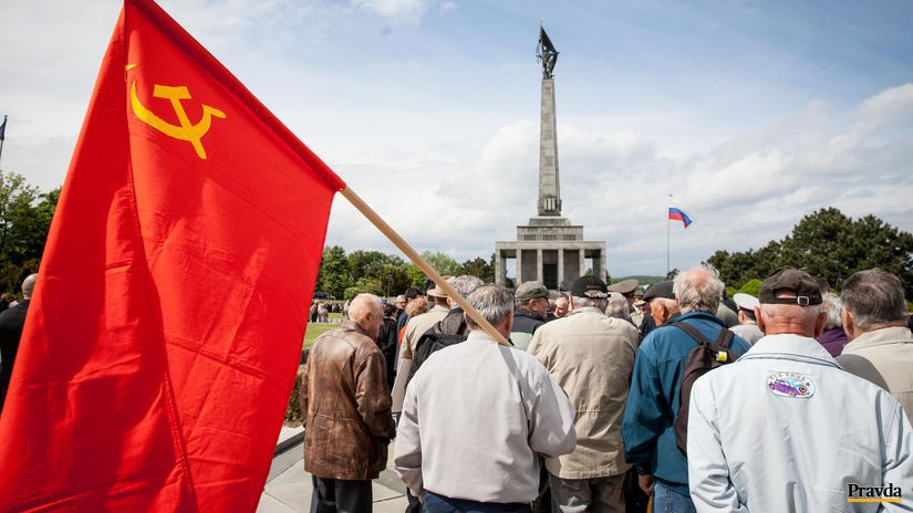 Vlajka Sovietskeho zväzu so skríženým zlatým...