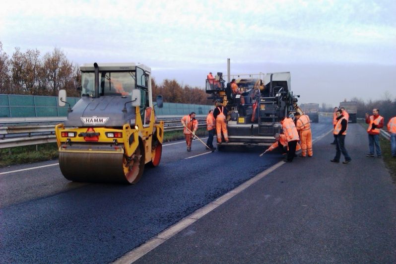 Samoopravovací asfalt obsahujúci kovové vlákna...
