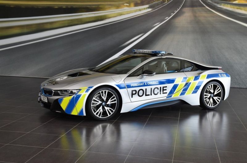 Policajnej i-osmičke to naozaj svedčí. A je aj...