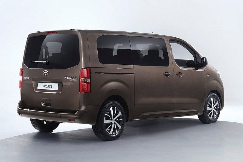 Luxusné verzie so zatmavenými oknami a...