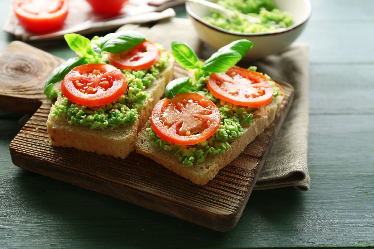 Toast s avokádom a paradajkami.