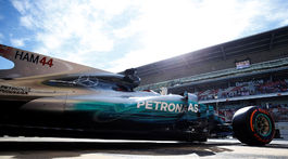 Úvodný tréning v Barcelone pre Mercedes, Alonso si po ďalšom fiasku zahral tenis