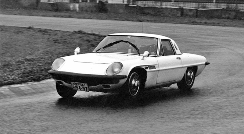 Na okruhoch neurobila Mazda Cosmo Sport veľkú...