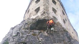 Práce vo výškach na hradnom brale, ktoré už v...