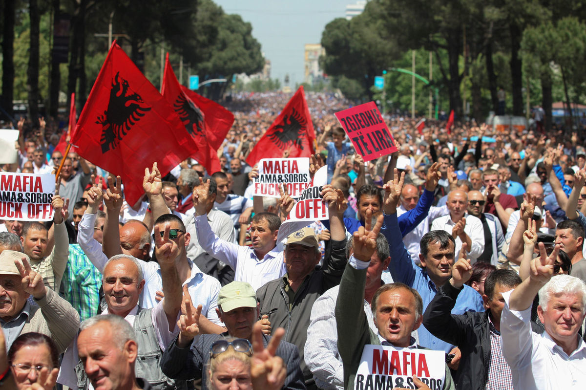 V Tirane sa protestovalo za to, aby krajinu k...