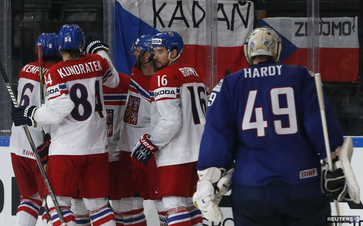 Francúzsky brankár Florian Hardy sa prizerá...