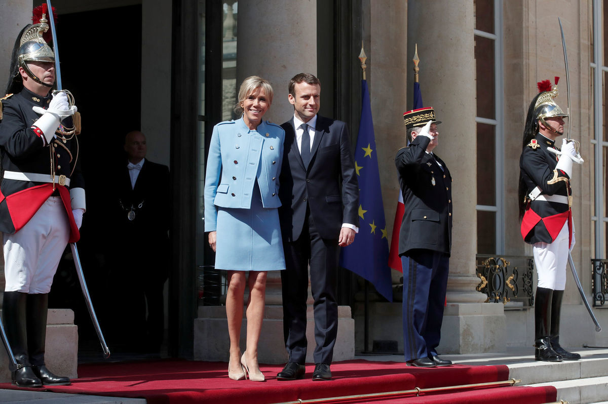 Emmanuel Macron sa zložením sľubu ujal funkcie...