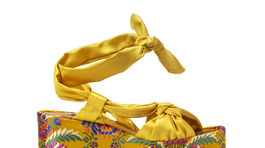Orientálne sandále na platforme s viazaním - model predáva Mango. 